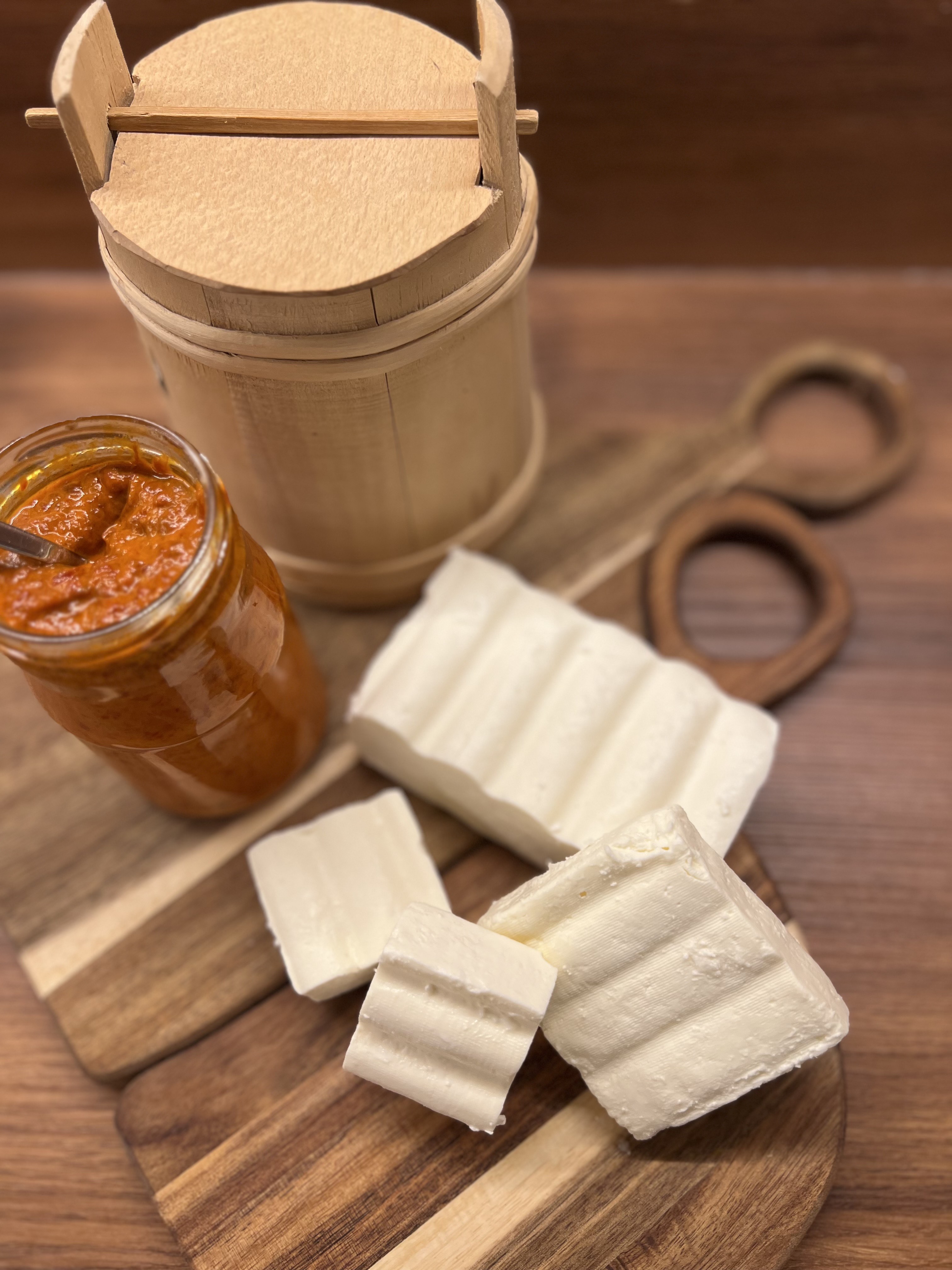 Polumasni mladi i stari čačanski sir