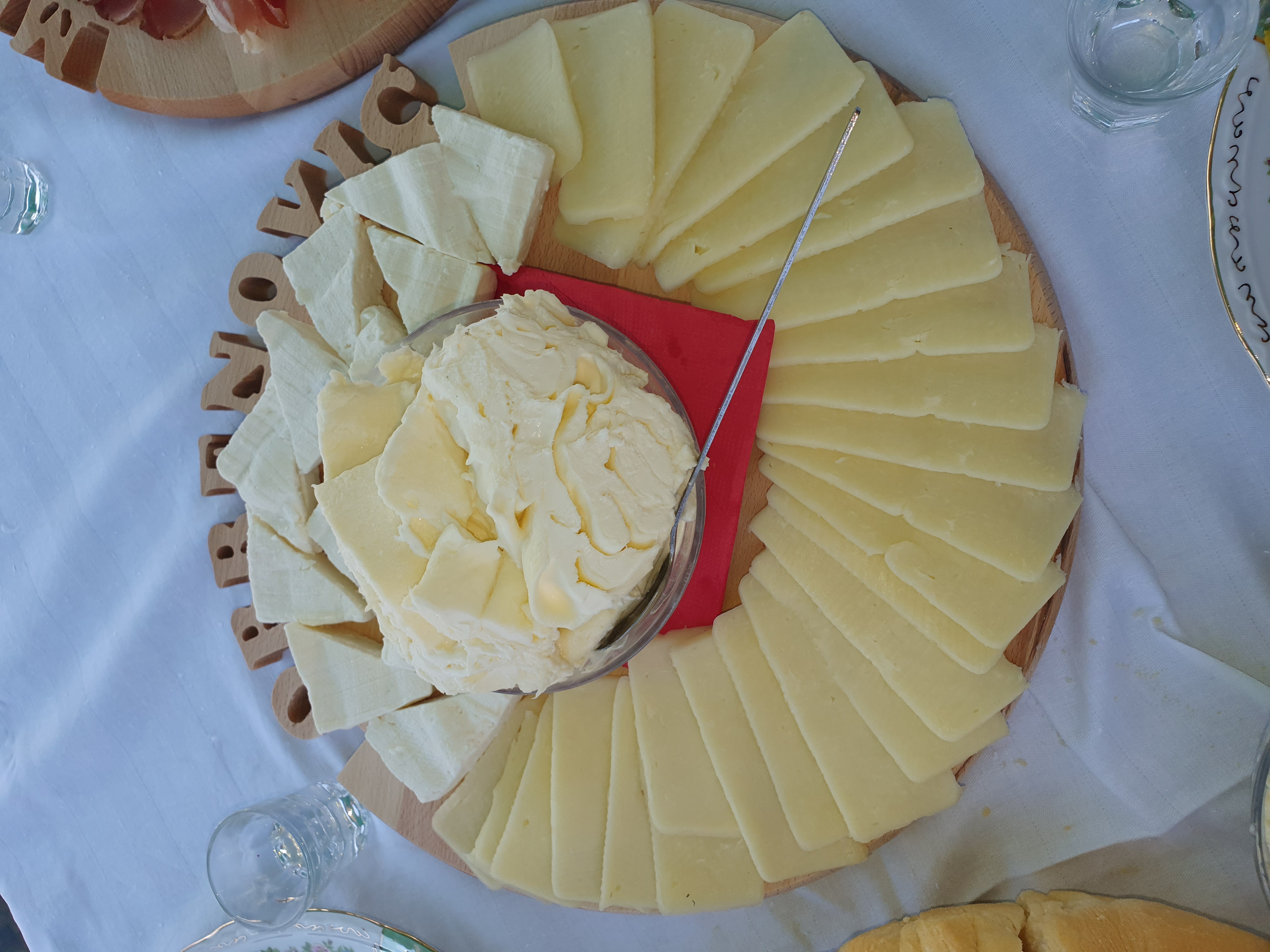 Tradicionalni kajmak - ručno pripremljen po starom receptu